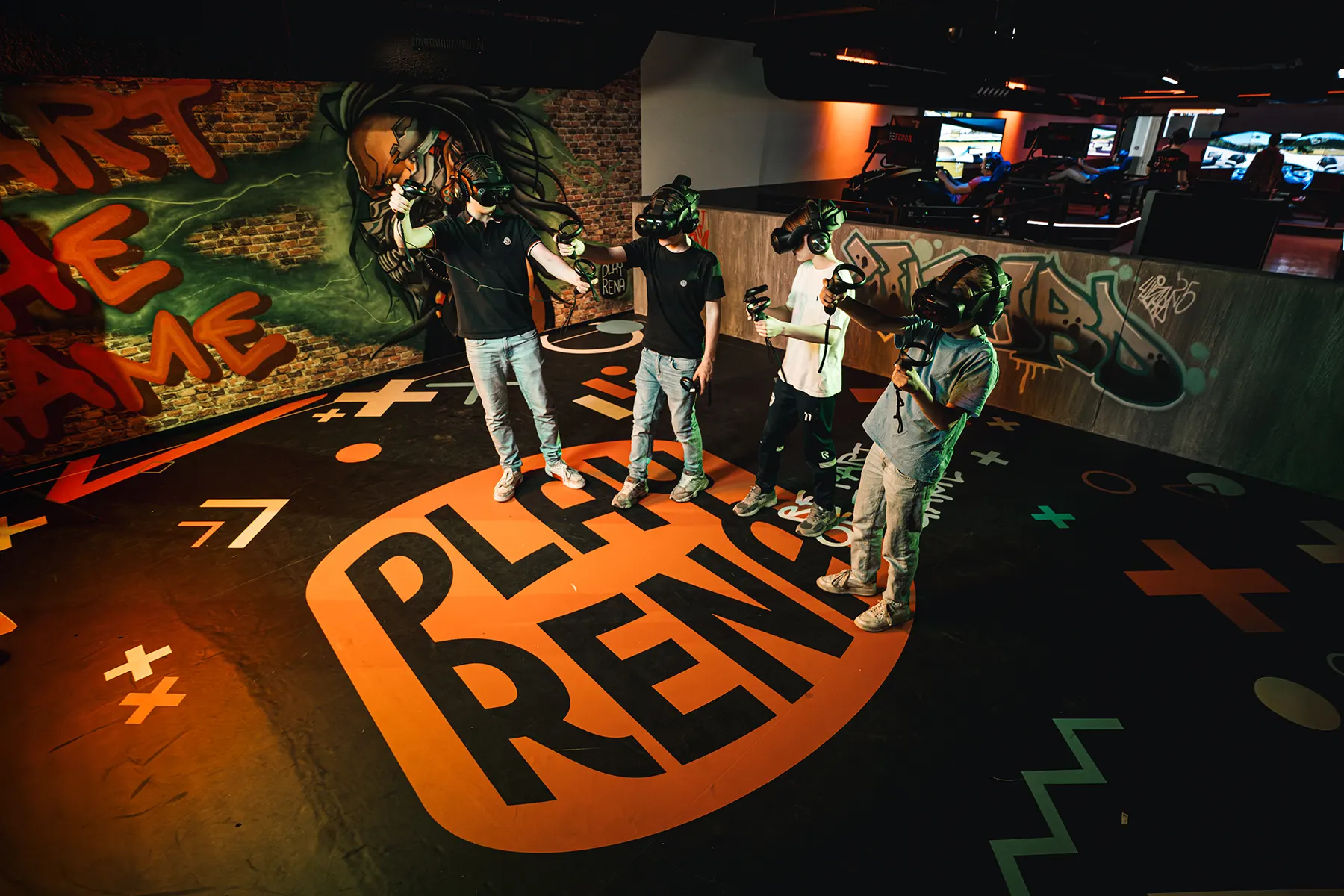 PlayRena arena met verlicht vloer-logo en spelers in Free Roaming VR