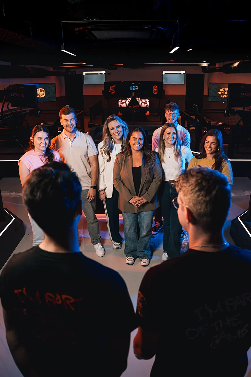 Groep verzamelt in de PlayRena arena voor een uitje